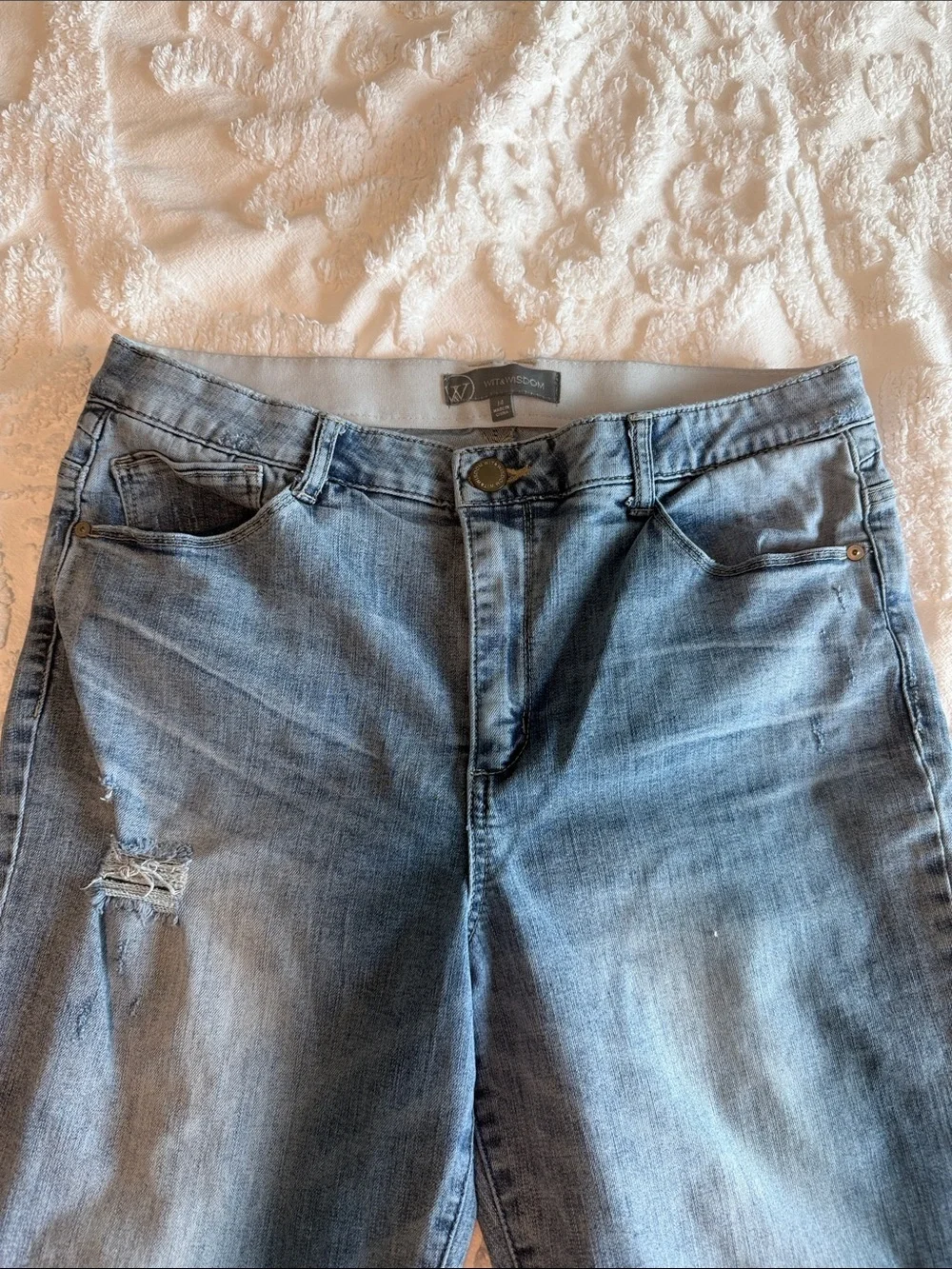 Wit & Wisdom Light Blue Distressed Capri Jeans. Elastic Waist. Size 14.